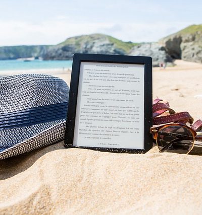 reading ebook in travel
