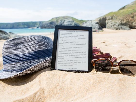 reading ebook in travel